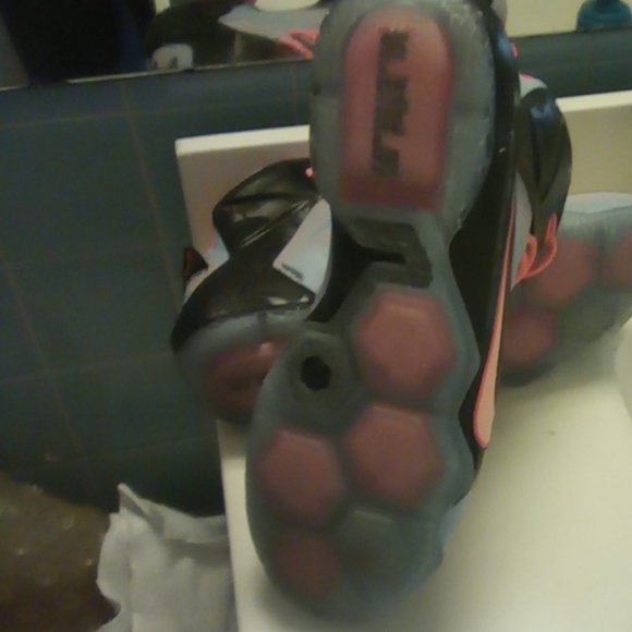 Shoes - Picture 5 of 8